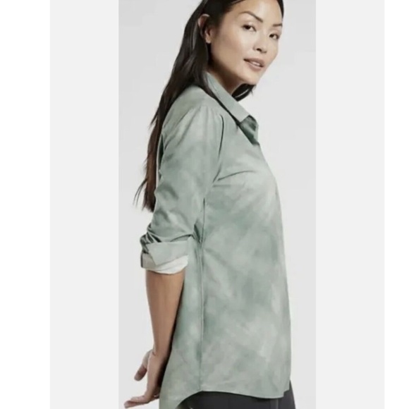 Athleta Urbanite Printed Top Denali Minimalistic Green Grey - Picture 2 of 7